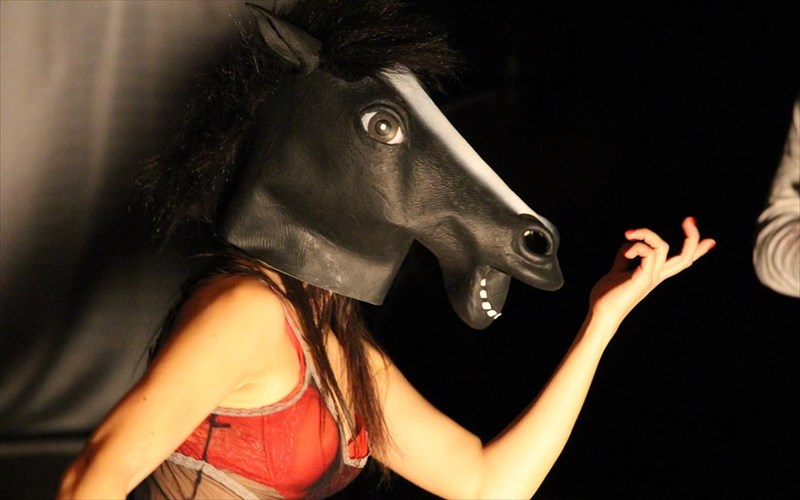 i-villa-utopia-kanei-stasi-sto-dimotiko-theatro-peiraia