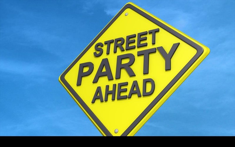 ypaithria-siesta-meta-mousikis-me-dipli-aformi-apo-to-six-dogs