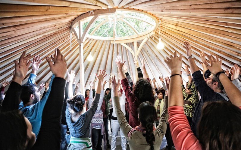 enas-allos-kosmos-stinetai-sto-rethumno