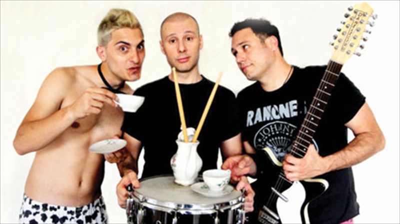 mia-mpanta-me-idiaitero-onoma-se-tragoudia-apo-to-60-mexri-simera