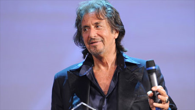 o-al-patsino-timatai-sto-festibal-benetias