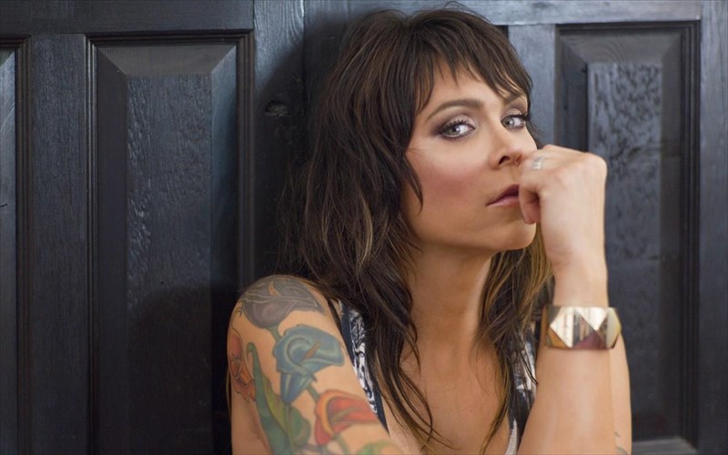 i-beth-hart-milise-gia-tin-elliniki-krisi