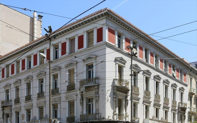 i-mpienale-tis-athinas-ksekleidonei-ena-agnosto-ksenodoxeio-tis-polis