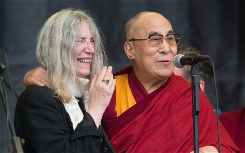 patti-smith-kai-dalai-lama-mazi-sti-skini