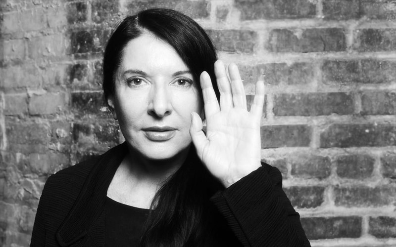 i-marina-abramović-sxediazei-tin-kideia-tis