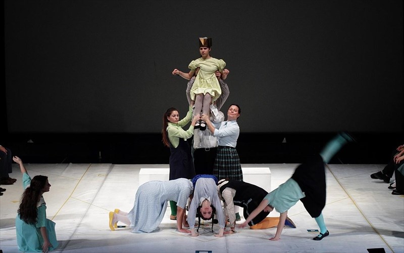 o-anthropos-anemistiras-i-pos-na-ntusete-enan-elefanta-epistrefei-sto-festibal-athinon-pos-na-ntusete-enan-elefanta-epistrefei-sto-festibal-athinon