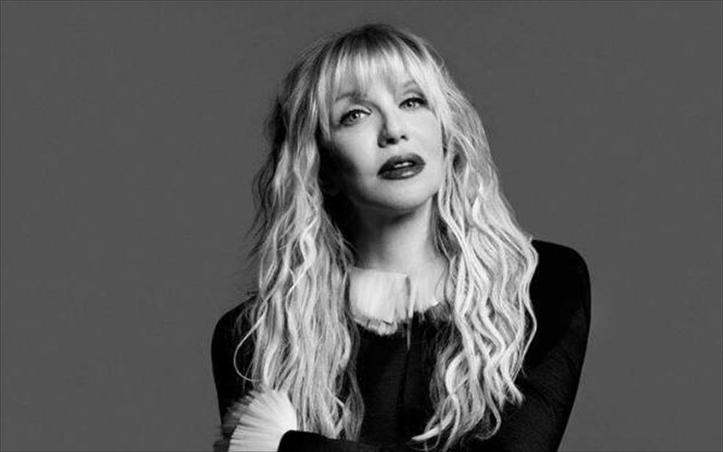 epithesi-dextike-i-courtney-love-sto-parisi-courtney-love-sto-parisi