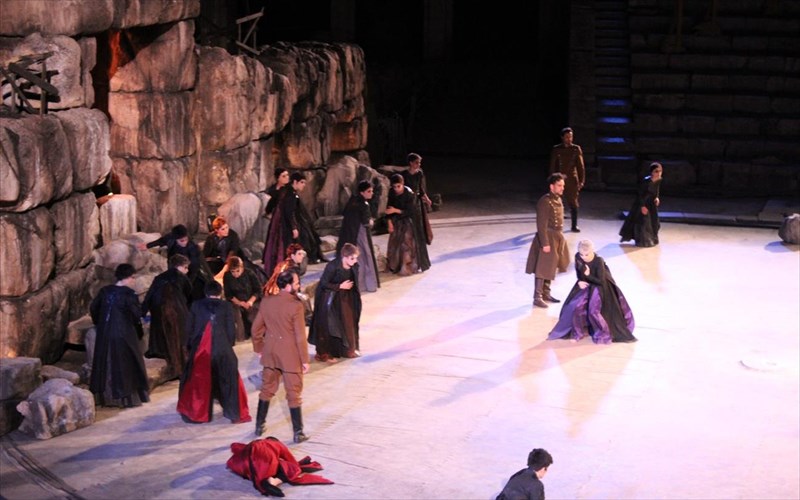 10-xiliades-theates-stin-epidauro-gia-tis-troades