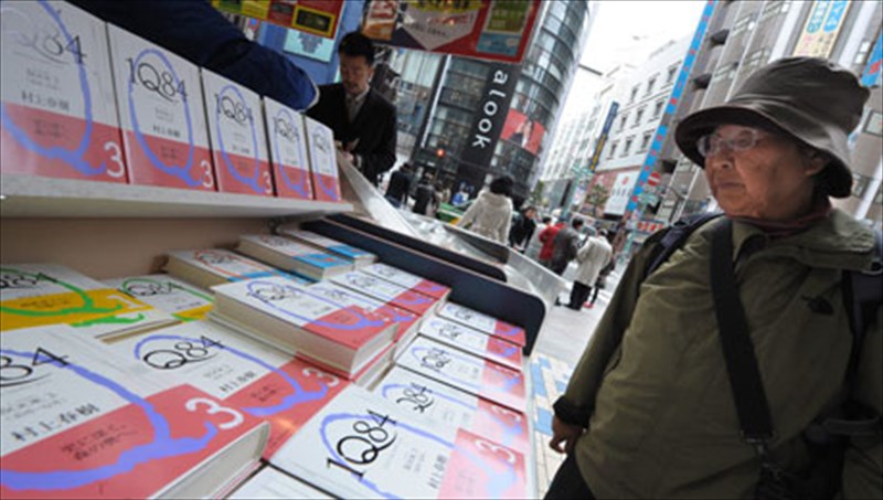 o-logotexnikos-tufonas-mourakami-xtupaei-tin-agglofoni-agora