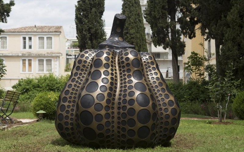 o-kipos-tis-gallikis-sxolis-anoigei-proti-fora-me-ekthesi-sugxronis-texnis