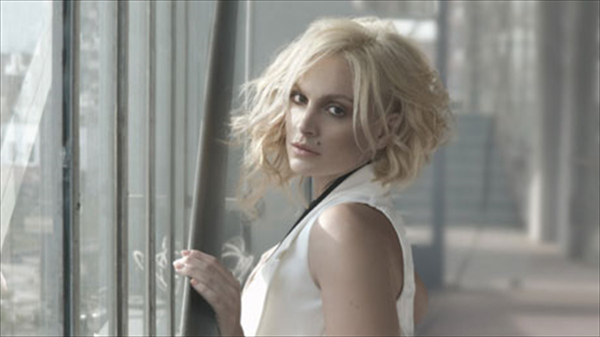 h-eleonora-zouganeli-zontaneuei-ta-tragoudia-tou-alekou-sakellariou