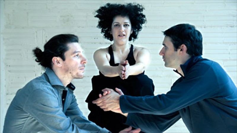 enas-korufaios-amerikanos-mousikos-kai-xoreutis-stin-athina