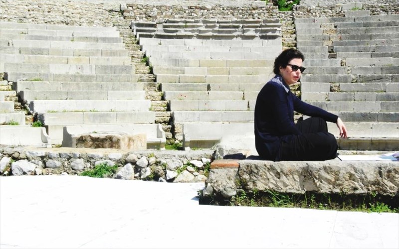 sulbia-liouliou-i-sugxroni-koinonia-zei-se-enan-politismo-parakrousis