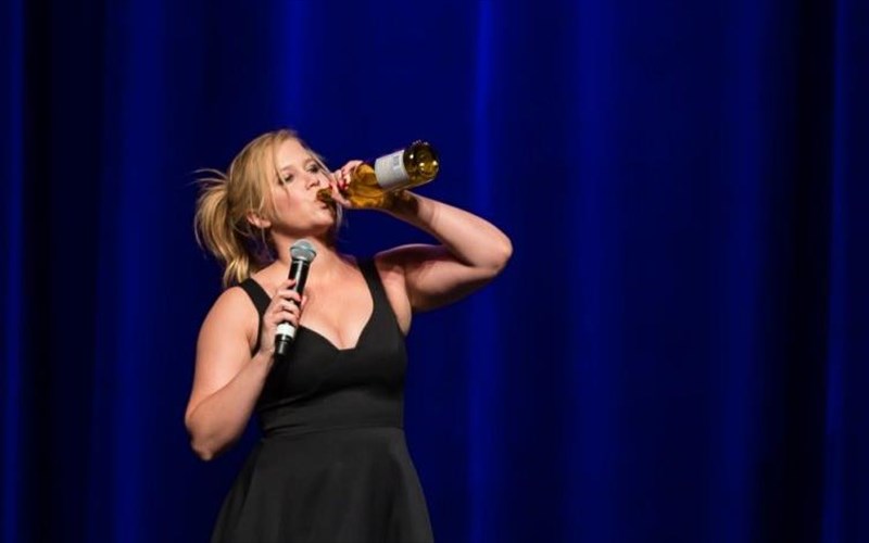 i-amy-schumer-einai-enas-komikos-thisauros