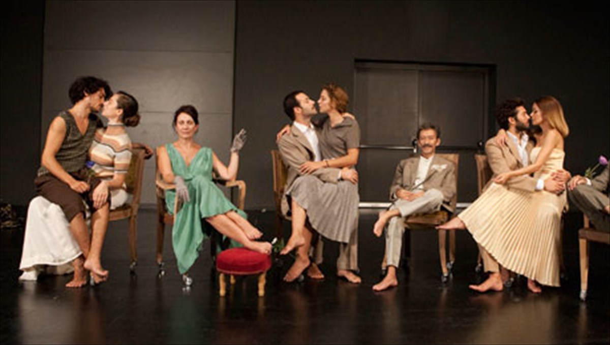 o-kokkinos-braxos-tou-ksenopoulou-anebainei-sto-ethniko-theatro