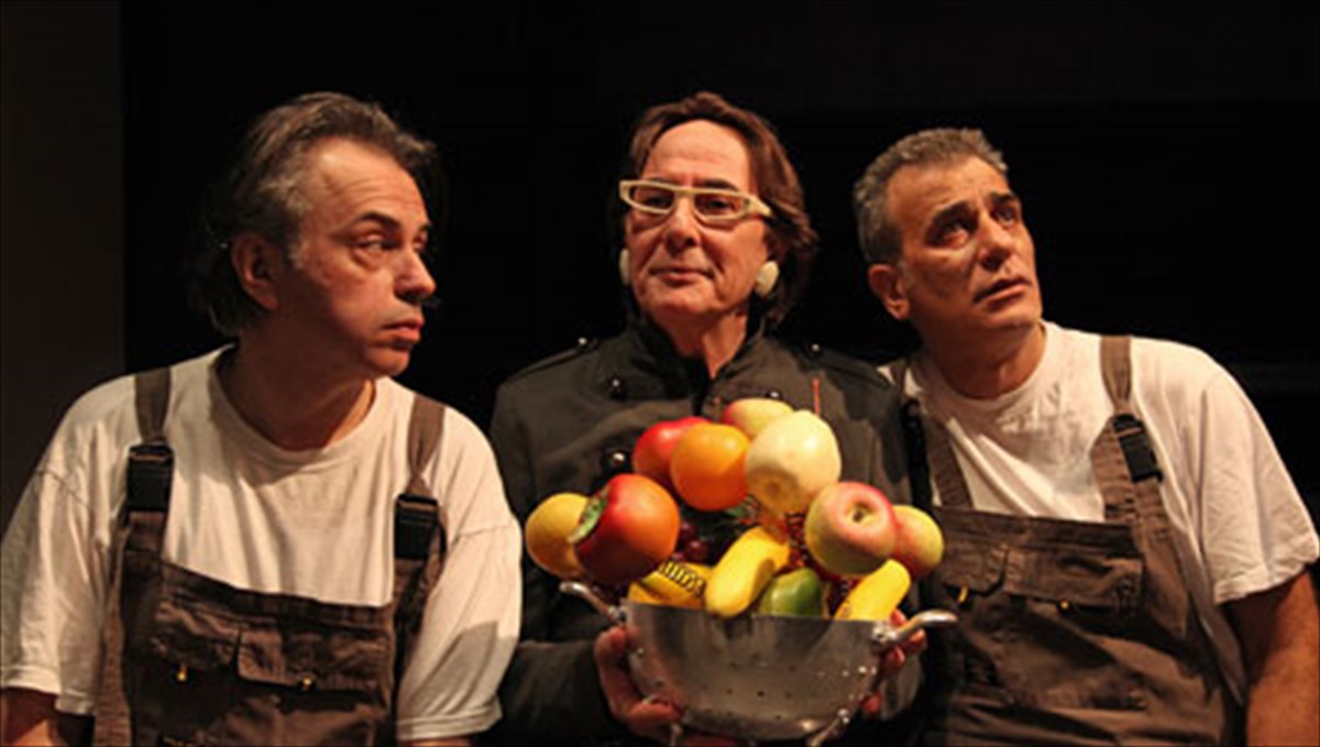 duo-theoi-kleinoun-ton-kosmo-stin-othoni-enos-upologisti