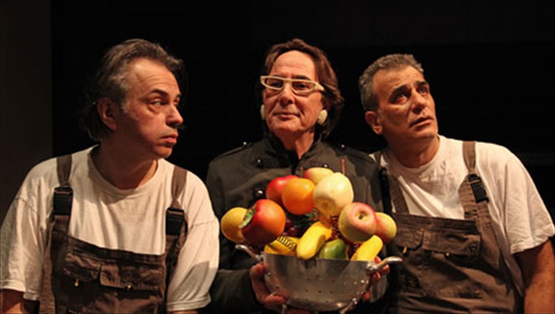 duo-theoi-kleinoun-ton-kosmo-stin-othoni-enos-upologisti