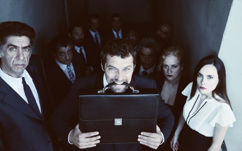 i-parakmi-tou-iouliou-kaisara-stis-sugxrones-dutikes-koinonies