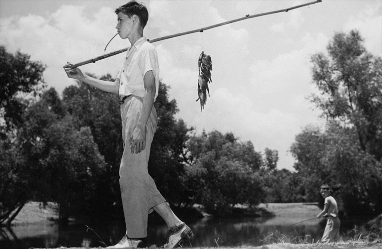 monos-stin-poli-katakalokairo-akomi-kalutera