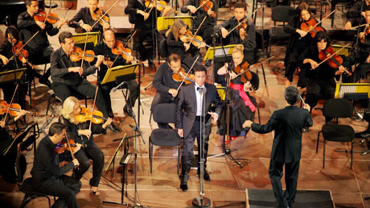 carmina-burana-tragoudia-bebila-se-ena-katamesto-irodeio