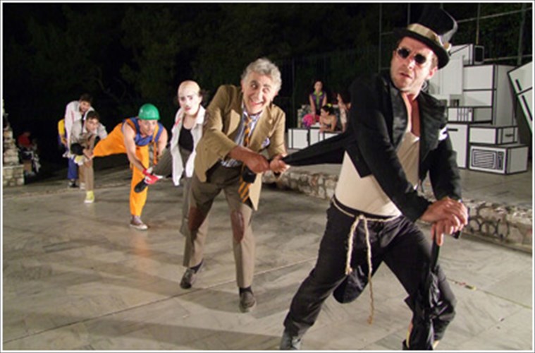 i-penia-thelei-gelio