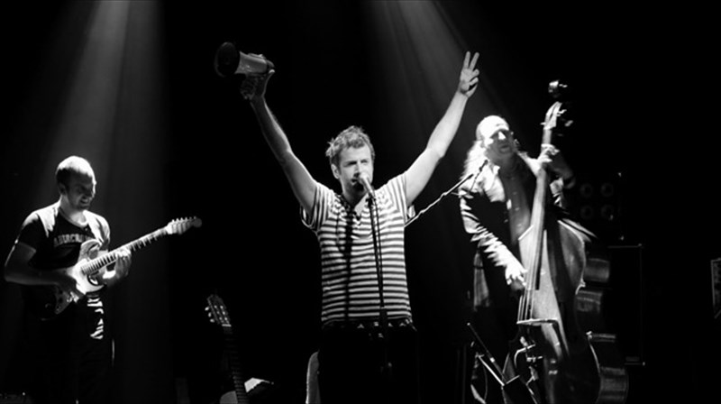 o-kostis-maraveyas-kai-oi-ilegal-pane-berolino