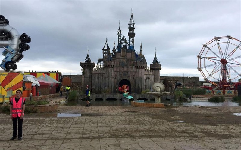 i-efialtiki-dismaland-tou-monadikou-banksy