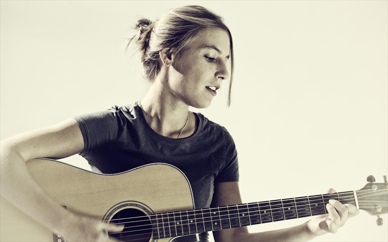 i-eirini-skulakaki-anoigei-tin-aulaia-ton-gazarte-taratsa-live-sessions