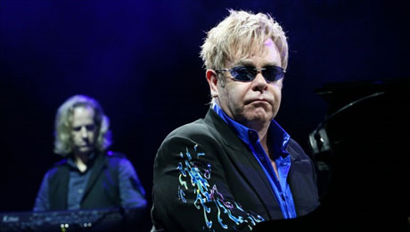 o-elton-John-se-sunomilies-gia-ti-nea-autobiografiki-tainia-rocketman