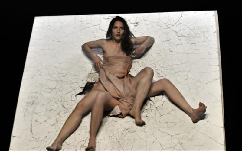 to-still-life-tou-dimitri-papaioannou-ksekina-pagkosmia-periodeia-apo-ton-peiraia