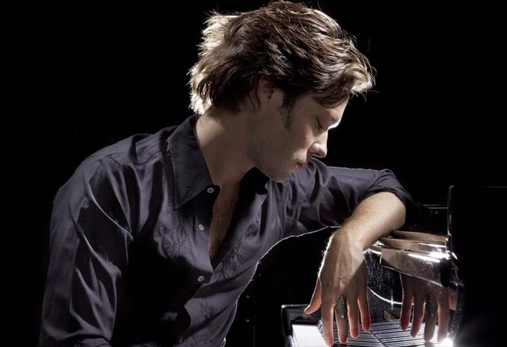 mia-bradia-pagkosmias-premieras-sto-irodeio-me-ton-roufous-goueinrait