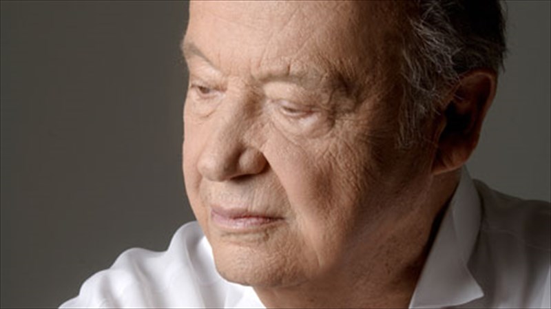 o-mimis-plessas-me-tragoudia-xoris-epoxes-sto-badminton