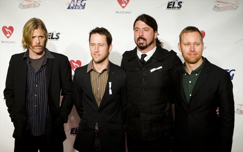 duo-emmy-gia-tous-foo-fighters