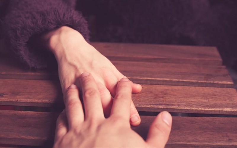 to-aggigma-kai-oi-pseudaisthiseis-pou-mas-fernoun-konta