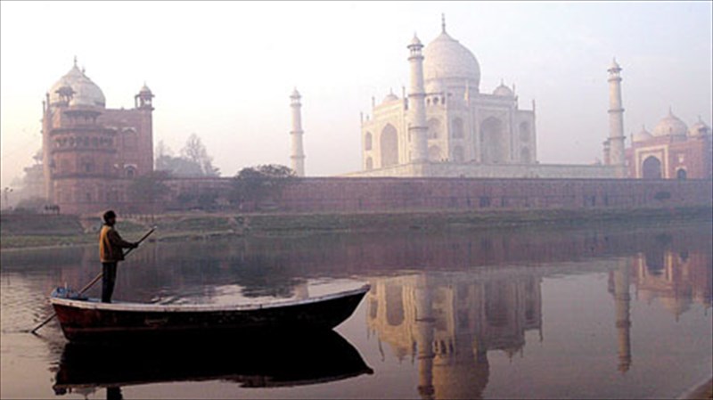 foboi-gia-katarreusi-tou-taj-mahal