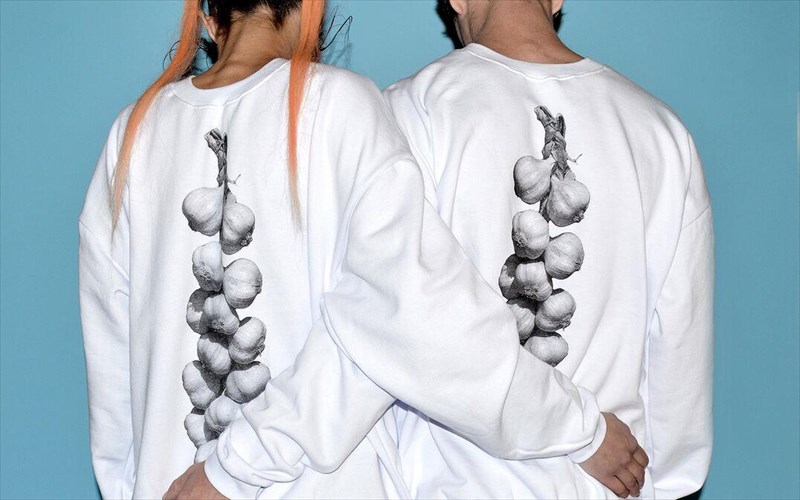 oi-sinister-sisters-metaferoun-to-elliniko-design-sto-londino