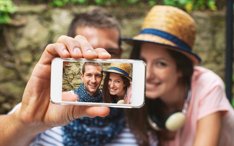 i-selfie-sas-mporei-na-ntusei-ena-aeroskafos-tis-easyjet