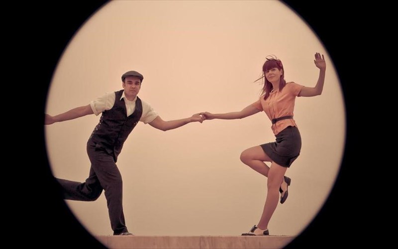 oi-athens-swing-cats-xoreuoun-gia-to-xamogelo-tou-paidiou