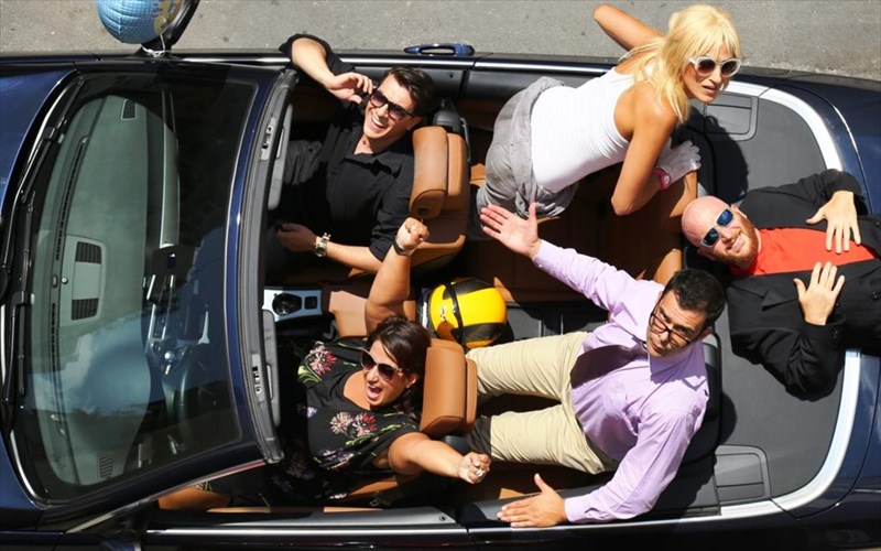 mia-theatriki-parastasi-en-kinisei