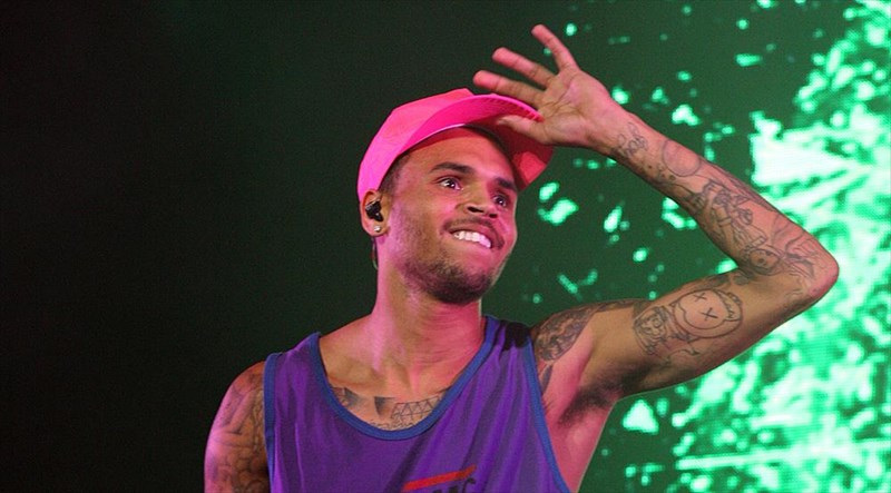 o-chris-brown-einai-anepithumitos-stin-australia