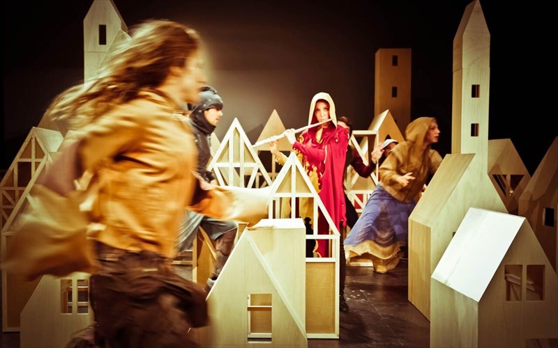 to-mustirio-tis-politeias-xamelin-gia-liges-parastaseis-sto-theatro-porta