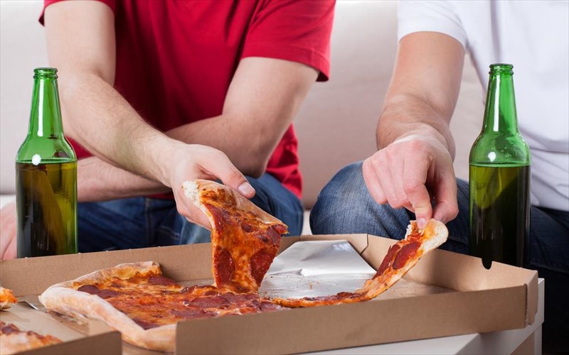 poses-thermides-parapano-katanalonoun-oi-antres-otan-blepoun-athlitika