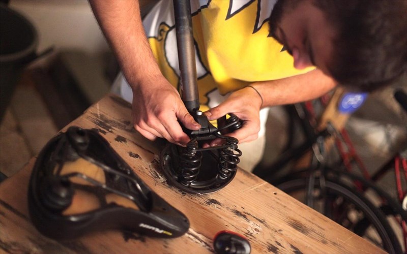 sto-bike-kitchen-mathainoume-na-episkeuazoume-monoi-to-podilato-mas