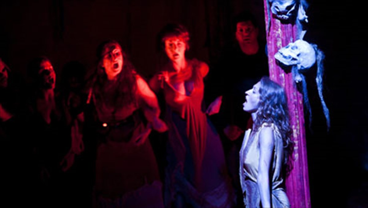 ifigeneia-en-taurois-me-aixmes-gia-tin-europaiki-krisi