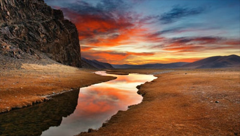 taksidia-ston-kosmo-pera-apo-ta-sunithismena