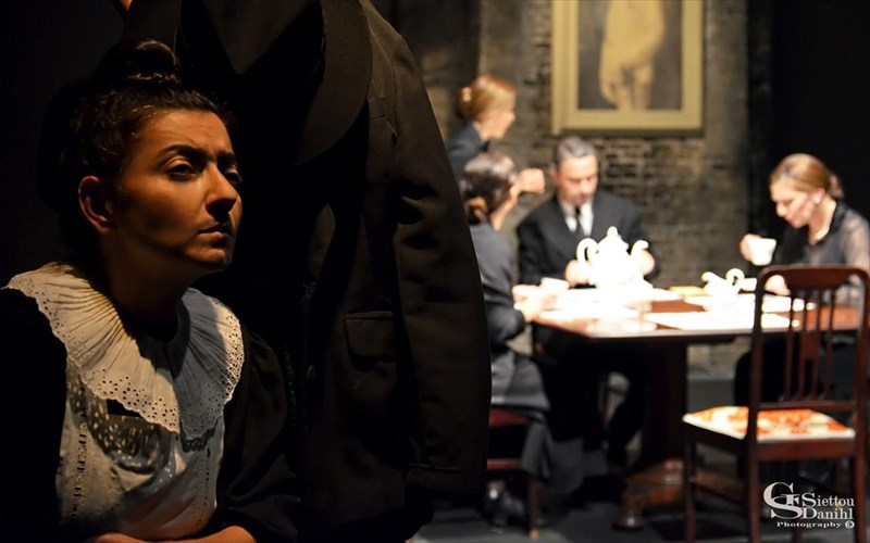 elate-s-emas-gia-enan-kafe-kritiki-theatrou