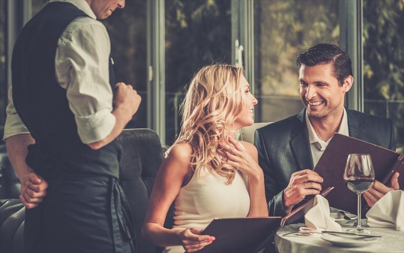 pos-mporei-enas-sef-na-epireasei-tous-pelates-enos-estiatoriou