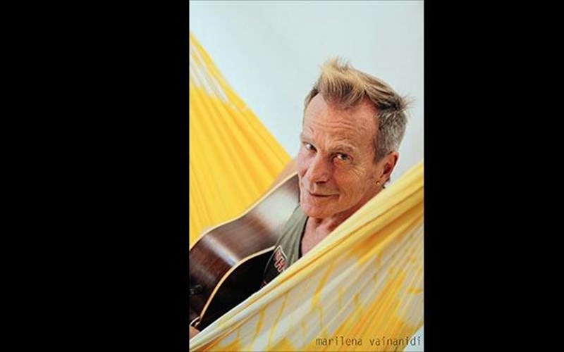 o-baggelis-germanos-me-tin-kithara-tou-sto-mparaki-tis-didotou