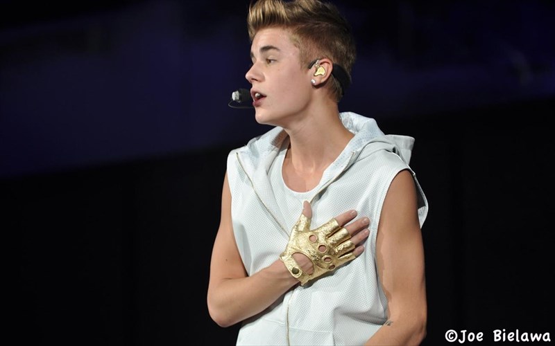 o-Justin-bieber-apanta-gia-tis-gumnes-tou-fotografies