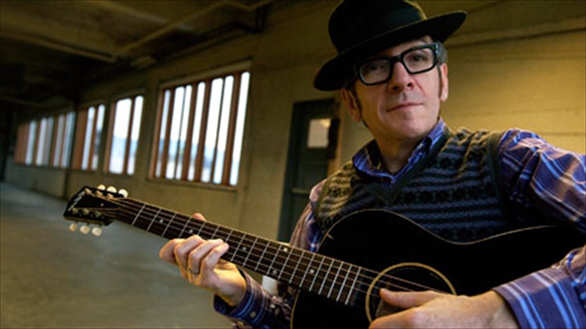 o-elvis-costello-monos-sti-skini-tou-megarou